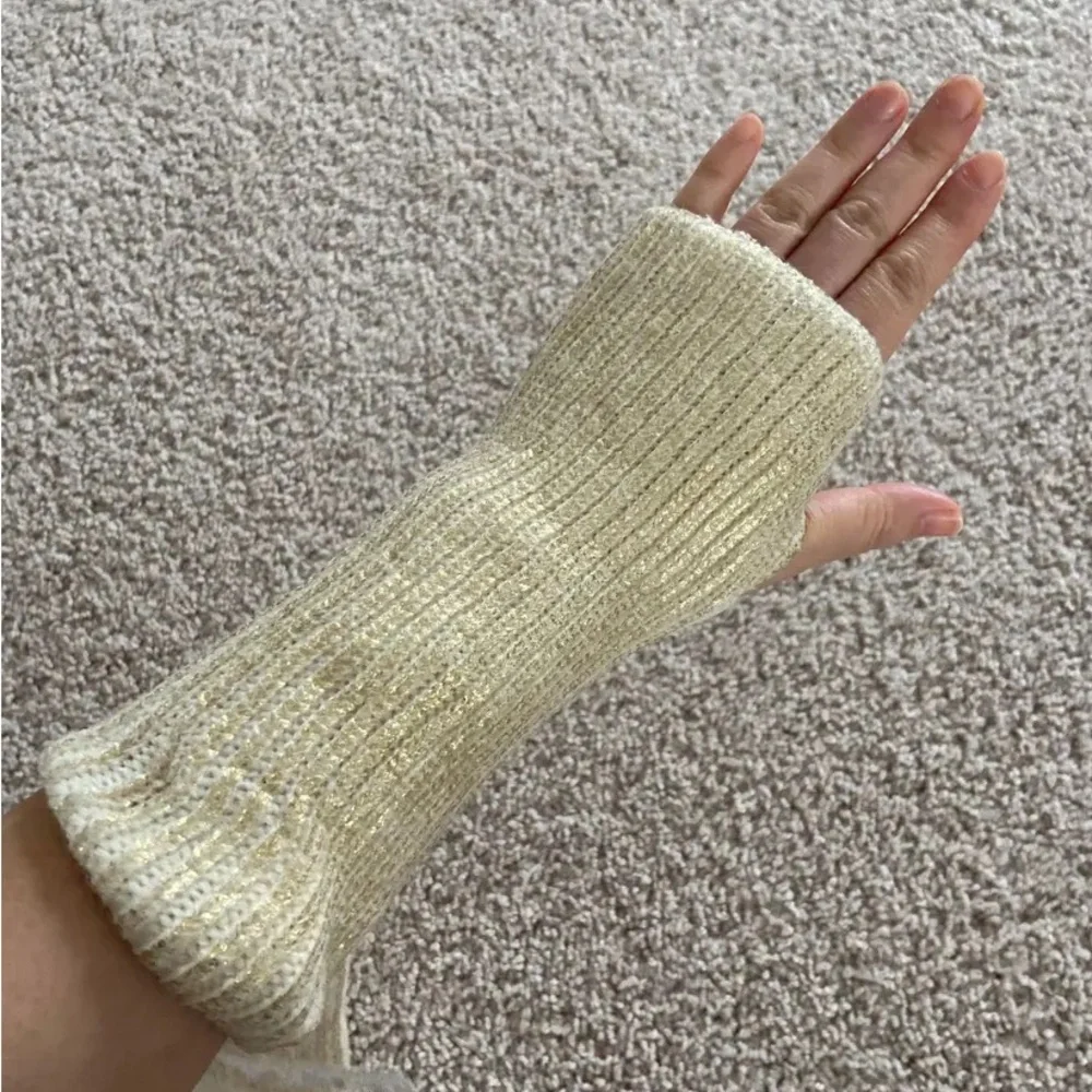 NWT. Zara Kids Cream Ribbed Knit Mittens. Size 10-14.